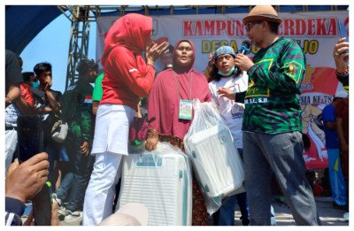 Rezeki Tak Terduga, Penjual Sosis di Probolinggo Dapat Umrah Gratis
